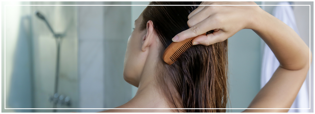 ragazza di schiena che si pettina i capelli bagnati