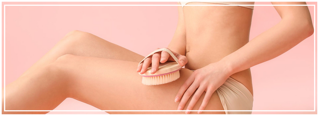 Coscia di una ragazza che sta schiacciando la pelle con due mani, per rendere visibile la cellulite